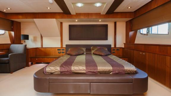 Elegantes Hauptschlafzimmer mit luxuriöser Ausstattung auf einer Motoryacht.