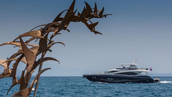 Die elegante Motoryacht The Best Way fährt über das azurblaue Wasser der Adria bei Dubrovnik.