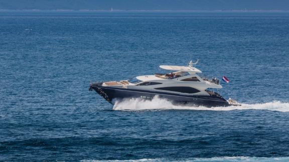 Die elegante Motoryacht The Best Way fährt über das azurblaue Wasser der Adria bei Dubrovnik.