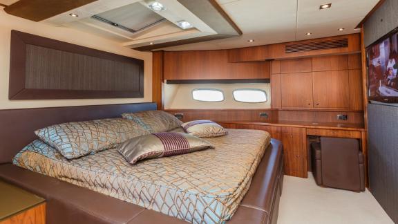 Komfortables Gästeschlafzimmer mit stilvoller Einrichtung auf einer Motoryacht.