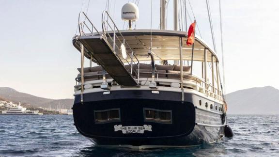 Heckansicht der Segelyacht The Blue Sea im Hafen von Bodrum.