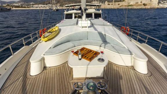 Deckansicht der Segelyacht The Blue Sea mit Sitzbereich, Tisch und Meerblick in Bodrum.