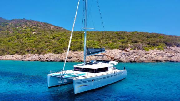 Sail in style on a luxurious catamaran in the clear waters off the picturesque coast of Göcek.