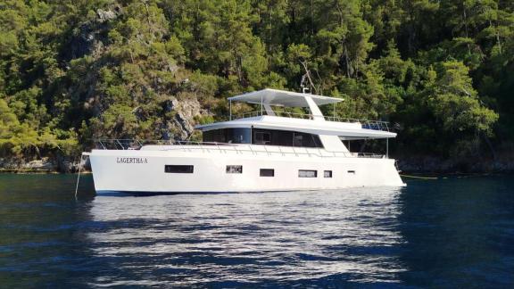Die moderne weiße Lagertha Trawler-Yacht liegt vor Anker in einer der ruhigen Buchten von Göcek.