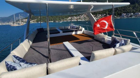 Die komfortable Flybridge der Trawler-Yacht Lagertha bietet den idealen Platz zum Sonnenbaden und Genießen der Aussicht.