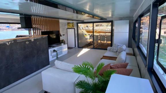 Der stilvolle und geräumige Salon der Trawler-Yacht Lagertha bietet komfortablen Wohnraum auf See.