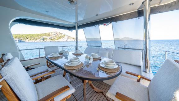Miro 1 offers aft deck dining for trawler charters and enjoyable outdoor meals in Göcek.