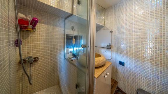 Miro 1 features a modern guest bathroom for trawler charters and comfortable yacht holidays in Göcek.