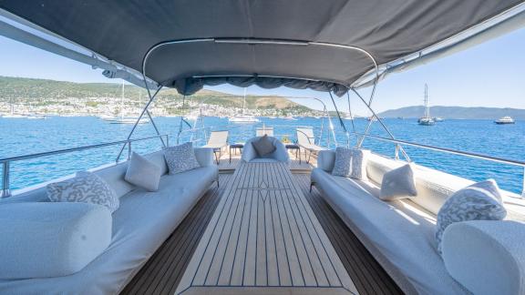 Miro 1 features a flybridge seating area for trawler charters and private sea holidays in Göcek.