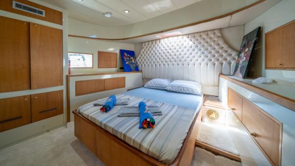 Miro 1 features a master cabin for trawler charters and comfortable yacht stays in Göcek.