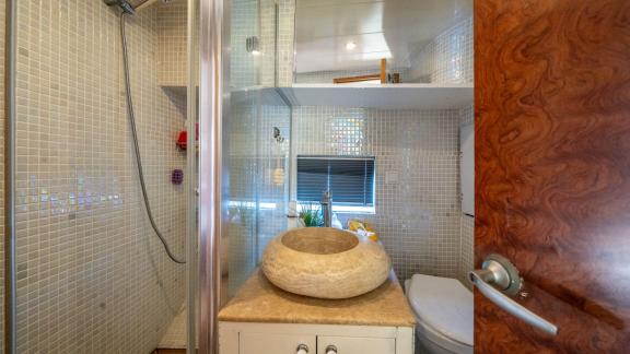 Miro 1 features a stylish guest bathroom for trawler charters and comfortable sea holidays in Göcek.