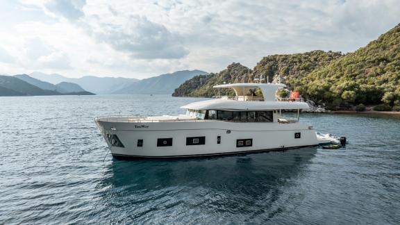 Marmaris Trawler yat kiralama ile TanWay’in konforunu keşfedin ve eşsiz doğanın tadını çıkarın.