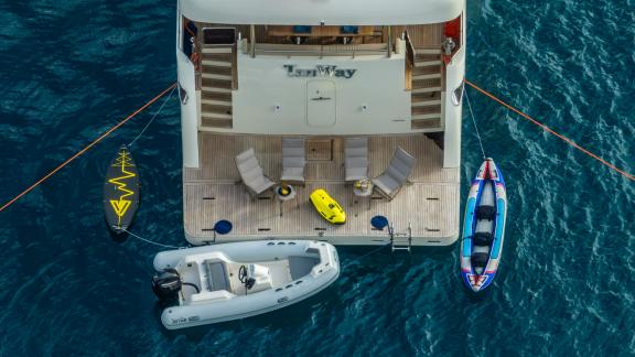 Исследуйте развлечения с водными игрушками на арендованной в Мармарисе Trawler яхте TanWay.