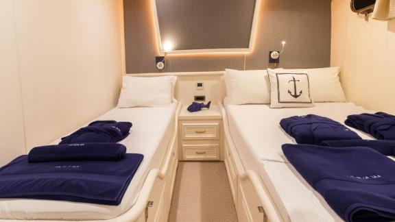 Genießen Sie Ihre Yachtcharter in der komfortablen Twin-Kabine der The Blue Sea.