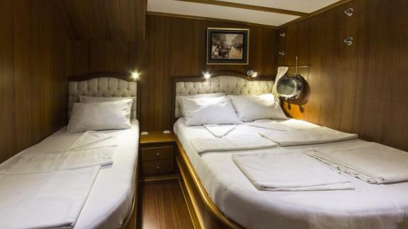 Triple cabin on Gulet Cemre 4 with a double and a single bed for 3 guests.