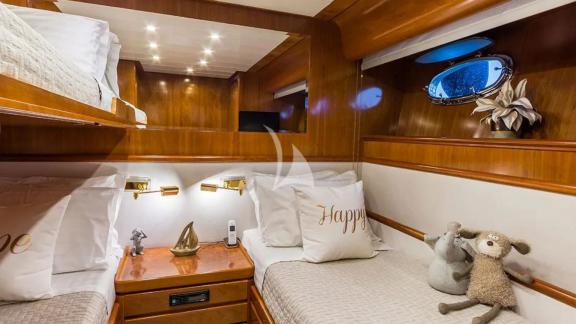 Dreierkabine auf der Yacht Amoraki mit zwei Betten und einem Hochbett.