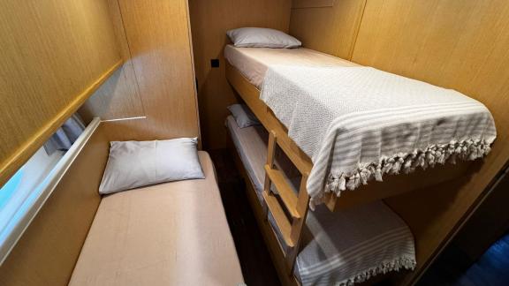 Bodrum çıkışlı motoryatta ranzalı ve tek yataklı üç kişilik kabin.