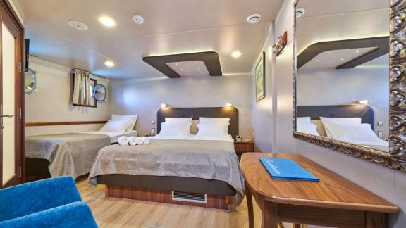 Casablanca motoryat Trogir çıkışlı kabin ferah yapısıyla grup tatili için idealdir.