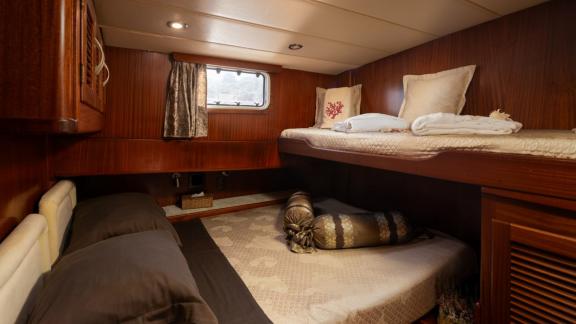 Etagenbett-Layout, ideal für Familien. Warme Holzakzente sorgen für Komfort und Geborgenheit.