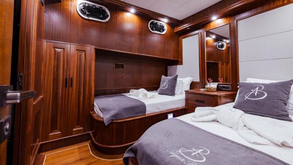 Holzdesign, weiche Betten und Licht sorgen für Komfort und stilvolles Ambiente.