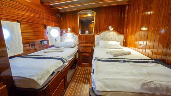 Double cabin of Gulet Cemre Junior with two single beds.