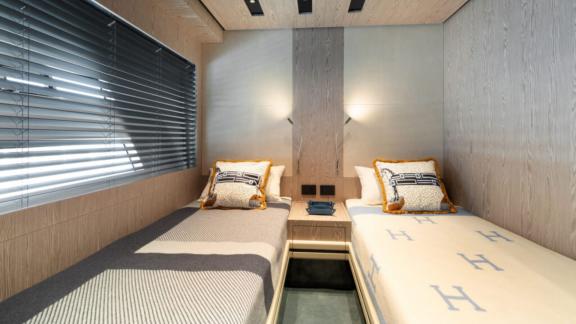 A cozy and modern space with wood accents, ideal for guests or children on board.