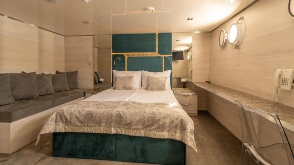 Die Yolo-Kabine besticht durch Komfort, langen Schreibtisch und klares Design.