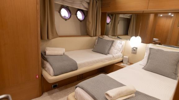 8 Gäste 4 Kabinen Motoryacht Red Rose mit zwei Einzelbetten und runden Fenstern in der Twin Kabine.