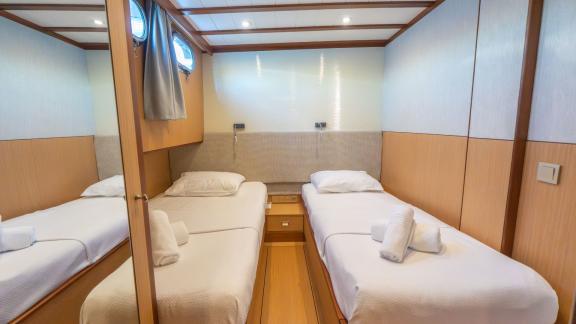 В Бодруме аренда гулета Giulia каюта с двумя отдельными кроватями и проходом.