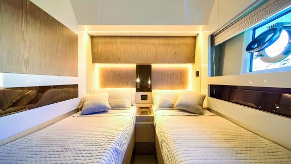 Zwei Einzelbetten und modernes Lichtdesign bieten Komfort und Helligkeit an Bord.