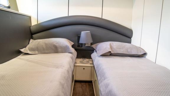 Das Zimmer der Yacht Alfa F verfügt über zwei Einzelbetten und moderne Dekoration.