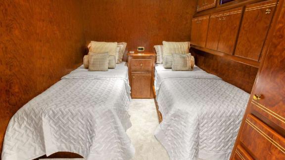 Comfortable twin bed room on motor yacht Julem 1.