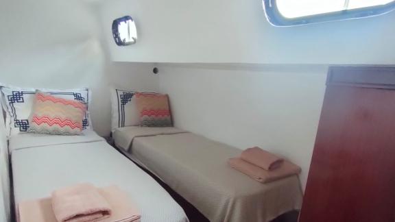 Twin bed guest cabin on motor yacht Grida in Göcek, offering comfort and spacious interior.