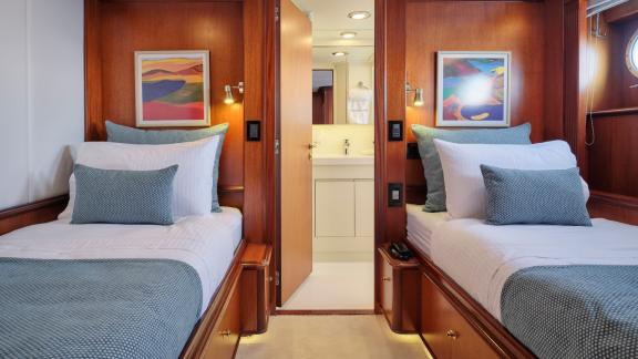 Komfortables Doppelzimmer auf der 32 Meter langen Motoryacht Suncoco, ideal für Gäste in Griechenland.