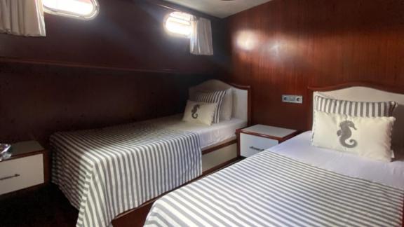 The twin bed cabin of gulet Rose Sah provides an ideal space for a comfortable sleep.