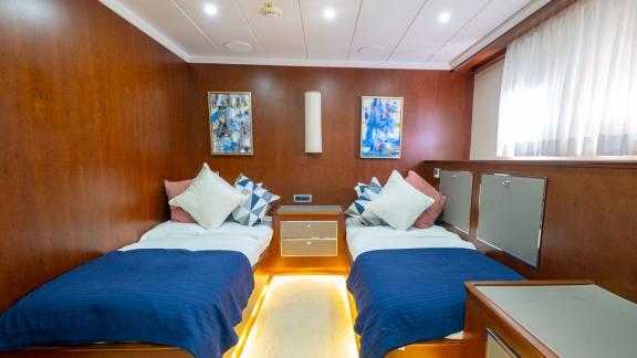 Ocean Breeze Bodrum’da iki ayrı yataklı kabiniyle lüks kiralık yat konforu ve rahat konaklama sunar.