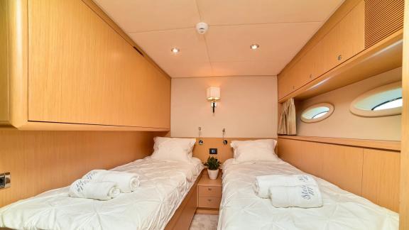 Einfaches und komfortables Zweibettzimmer auf der Yacht Stela 117.