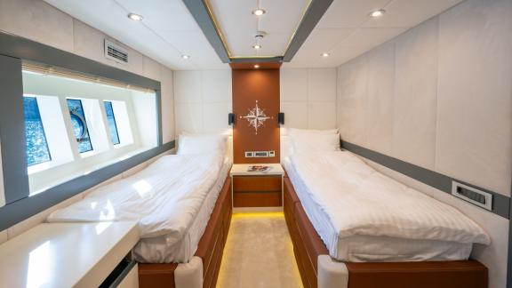 Die Gästekabine mit zwei Einzelbetten bietet Komfort, Licht und maritimen Stil – perfekt für Göcek Yachtcharter.