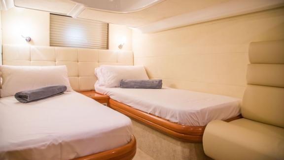Komfortable Zweibettkabine auf der Motoryacht Com Tu vor Anker in Ibiza.
