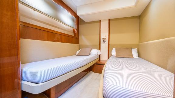 Ibiza'da kiralanabilen Excalibur motoryatın ikiz yataklı konforlu kabin alanı.