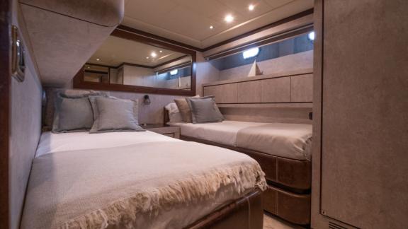 Die Zweibettkabine der Motoryacht Five Stars bietet bequeme Betten und stilvolle Dekorationselemente.