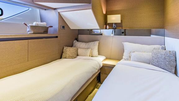 The twin cabin of Blue M yacht in Mallorca includes two separate single beds.