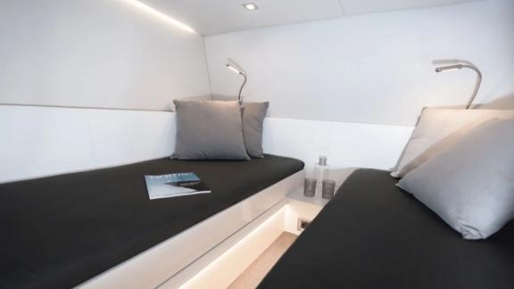 The guest cabin of the Bombon motor yacht features two single beds. The modern and simple design provides comfort.