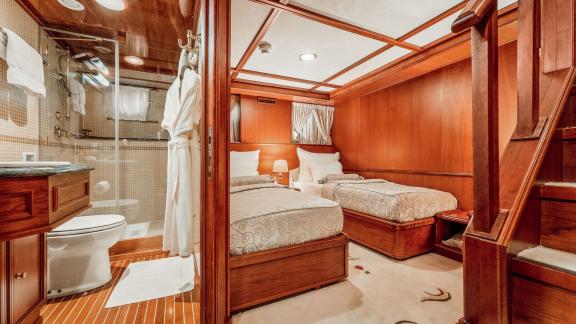 Kabine mit Holzausstattung zwei Einzelbetten und eigenem Bad. Luxusyacht Charter in Split verfügbar.