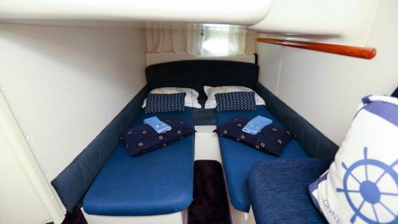 Die Blondie Yacht verfügt über eine komfortable Kabine mit zwei Einzelbetten und maritimem Flair.