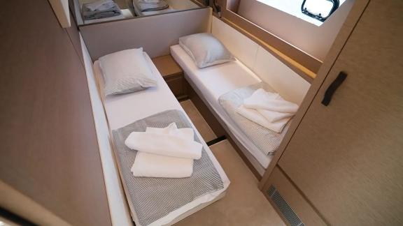 Die moderne und kompakte Zweibettkabine der Motoryacht Baby Indy bietet eine angenehme Unterkunft.