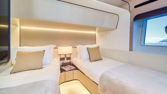 Каюта Azimut Grande 27 у Кастелы с окнами и мягким освещением.