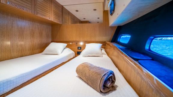 The twin cabin of Cloud 9, adorned with warm wooden details, offers a modern and tranquil atmosphere.