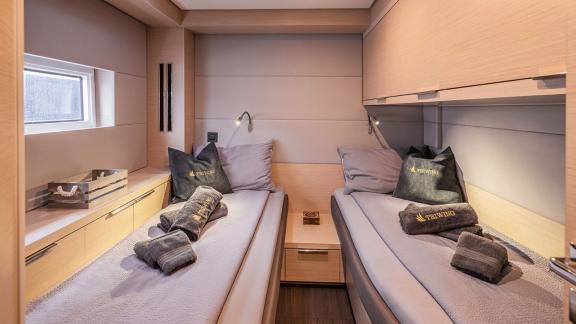 Die Lagoon 55 TriWing Carida empfängt Ihre Gäste mit modernem Twin-Bett-Design.
