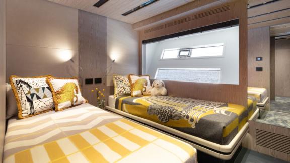 A cozy and modern space with wood accents, ideal for guests or children on board.